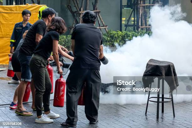 Menschen Mit Extingushers In Feuerwehrausbildung In Bangkok Thailand Stockfoto und mehr Bilder von Feuerlöscher