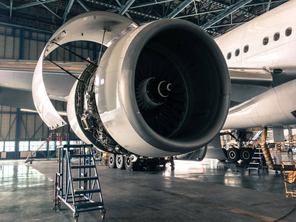 格納庫でメンテナンス用のエンジンを開いた航空機(調整された音色) - aerospace industry airplane jet engine repairing ストックフォトと画像