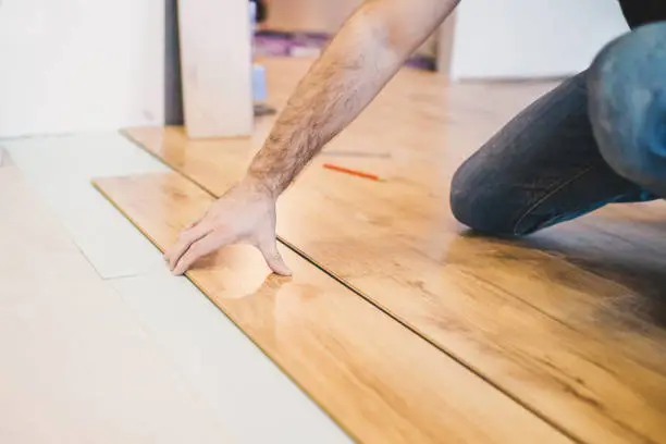 Imitation of a wooden floor - an inexpensive qualitative practical laminate