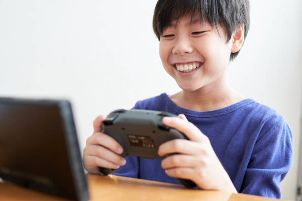 escolares japoneses - video game child playing leisure games - fotografias e filmes do acervo