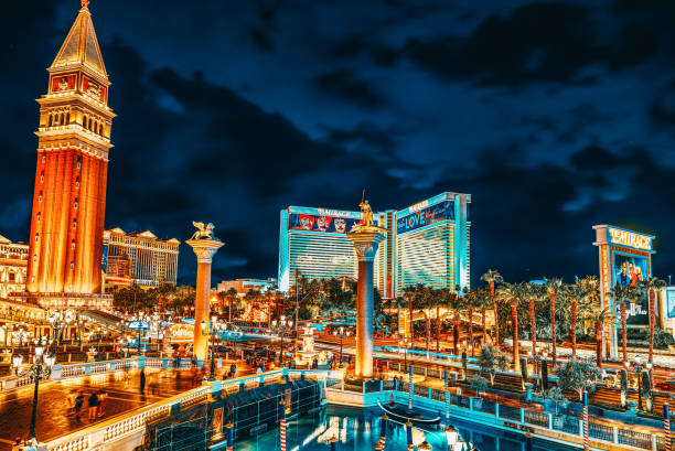 main street of las vegas-is the strip in evening time. casino, hotel and resort- venetian. - las vegas metropolitan area hotel built structure tourist resort imagens e fotografias de stock