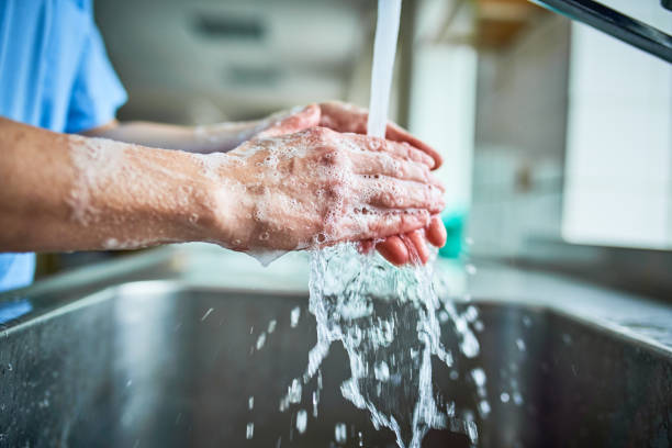 infirmière se laver les mains pour éviter covid 19 - antibacterial washing hands washing hygiene photos et images de collection