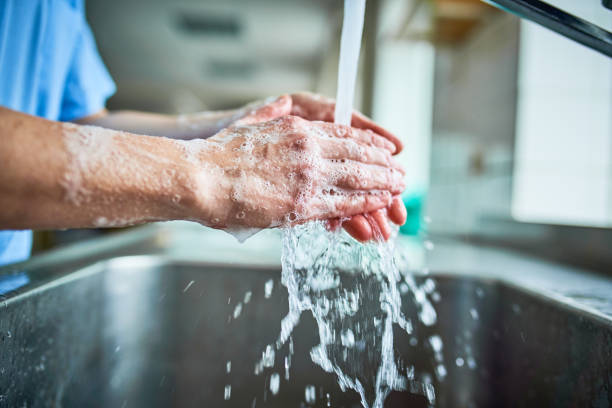 nurse washing hands to avoid covid 19 - washing hands imagens e fotografias de stock