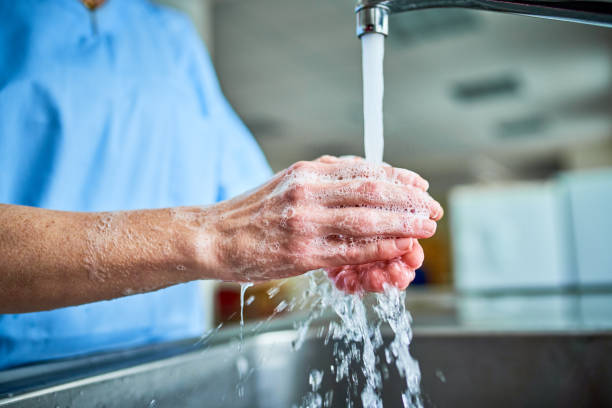 doctor washing hands - washing hands hygiene human hand faucet imagens e fotografias de stock