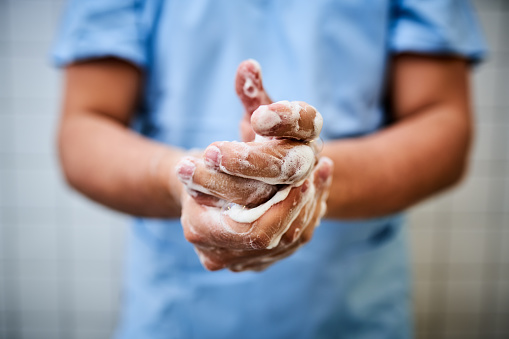 Trabajador sanitario masculino lavándose las manos photo
