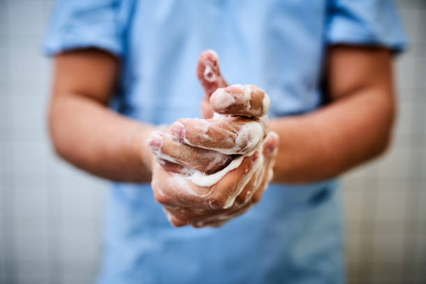 trabalhador de saúde masculino lavando as mãos - hand hygiene - fotografias e filmes do acervo