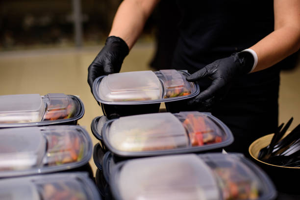 boîte à lunch avec de la nourriture dans les mains. restauration. - box lunch photos et images de collection