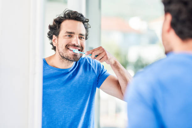 zawsze uśmiechuj się jasno - healthy lifestyle toothbrush caucasian one person zdjęcia i obrazy z banku zdjęć