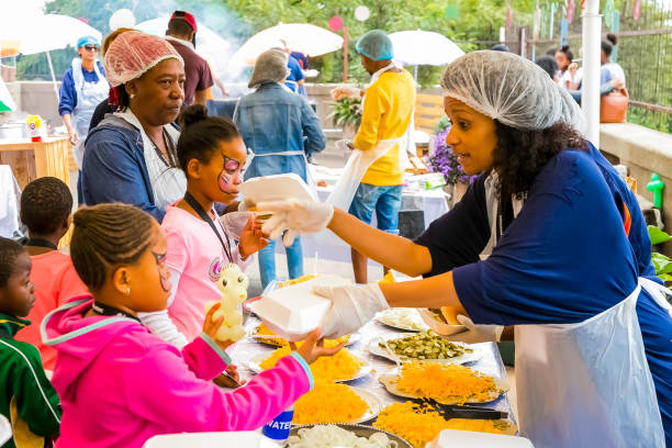 sopa cozinha comunidade serviço de bufê de bufê pratos refeições para crianças africanas - homelessness food in a row people - fotografias e filmes do acervo