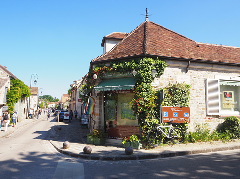 Barbizon is a famous village, close to Fontainebleau and 60km away from Paris, where impressionist painters used to live. In May 2020, right after the lockdown due to Covid-19 crisis, art galleries in Barbizon were reopening.