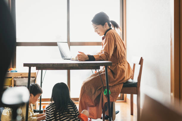 子  供と自宅で働く母 - コワークスペース ストックフォトと画像