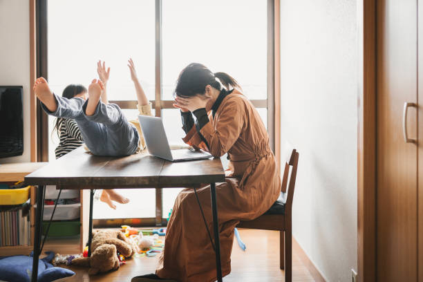 子供と自宅で働く母 - シングルマザー ストックフォトと画像