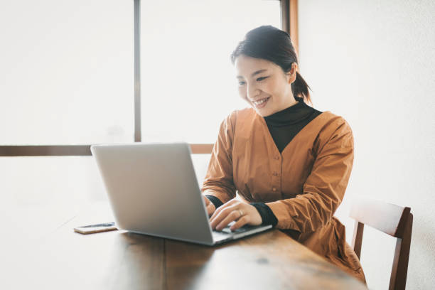自宅で働く女性 - オンライン診療 女性 日本人 ストックフォトと画像