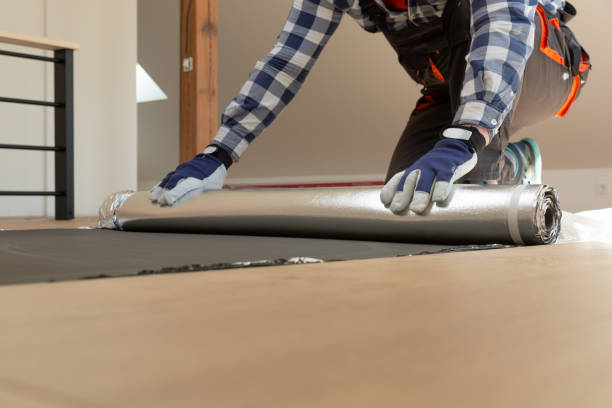 istock Construction worker installing laminate floor in a new renovated attic. Home improvement concept. 1225795012