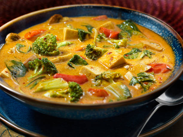 야채를 곁들인 두부 카레 수프 - curry powder 뉴스 사진 이미지