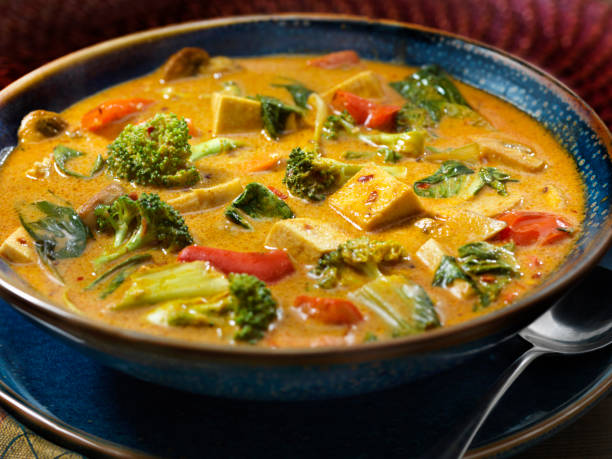 sopa de curry de tofu com legumes - caril - fotografias e filmes do acervo