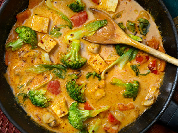 tofu currysuppe mit gemüse - tofu chinese cuisine vegetarian food broccoli stock-fotos und bilder
