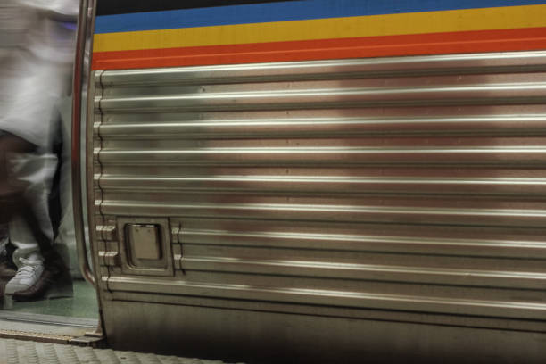 都市アトランタで足で地下鉄の列車にドアを開ける - train door vehicle door open ストックフォトと画像