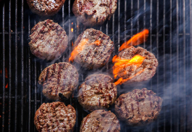 cucinare polpette di hamburger di manzo - broiling foto e immagini stock