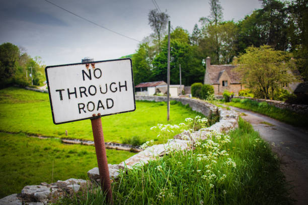 stary znak "no through road" w miejscowości daglingworth, niedaleko cirencester, gloucestershire. znajduje się on w dolinie duntisbourne. nazwa pochodzi od rzeki dunt, która przepływa przez wioskę. - 4603 zdjęcia i obrazy z banku zdjęć