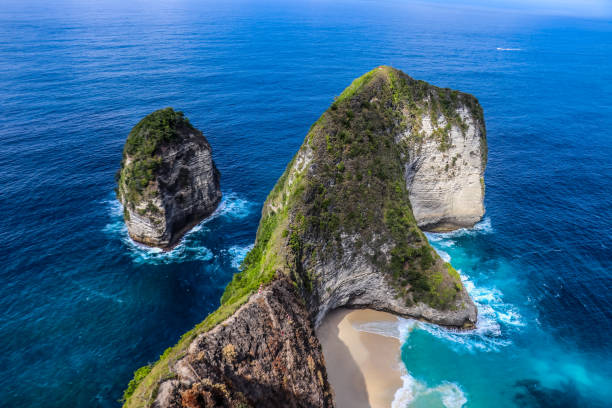 istock Secret beach with turquoise sea 1225824096