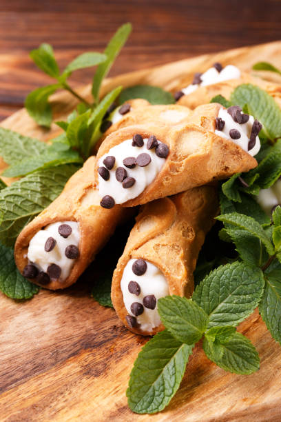 sizilianische dessert cannoli mit schokolade - cannoli italian culture ricotta dessert stock-fotos und bilder