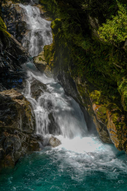 폴스 크릭 폭포, 밀포드 사운드, 뉴질랜드 - ice new zealand cave adventure 뉴스 사진 이미지