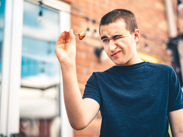 teenager spielt darts draußen - dartboard photography competition sports and fitness stock-fotos und bilder