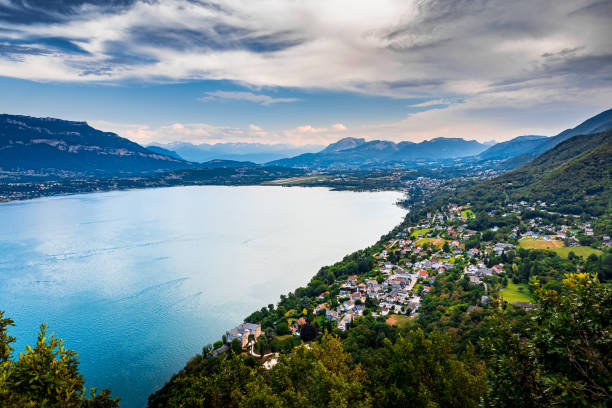 Erhöhter Aussichtspunkt über dem kleinen französischen Dorf Bourdeau am Rande des Bourget-Sees in der Nähe von Aix les Bains und Chambery-Stadt in den Alpen – Foto