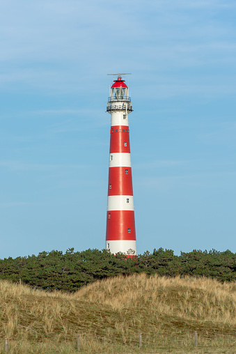 El faro rayado rojo y blanco de la isla de Ameland, en Wadden, en el norte de los Países Bajos photo