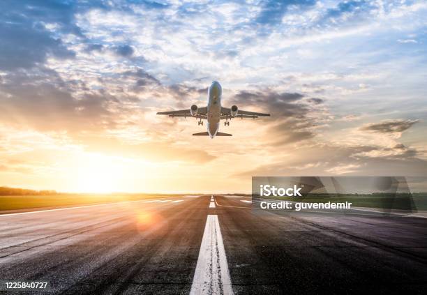 Foto de Avião De Passageiros Tomando Ao Nascer Do Sol e mais fotos de stock de Avião - Avião, Decolar - Atividade, Pista de aterrissagem