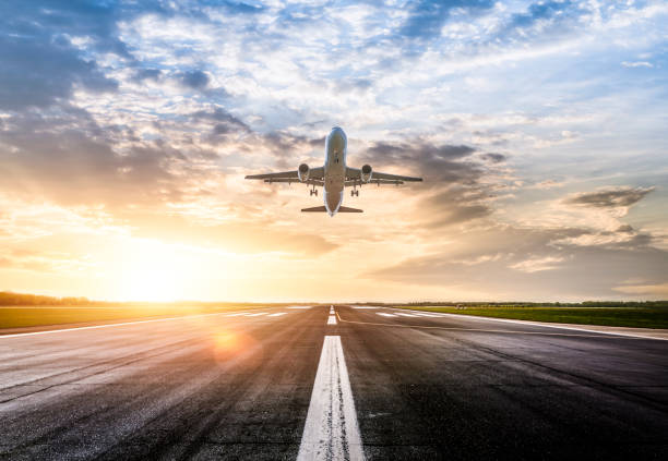 пассажирский самолет принимая на восходе солнца - движение транспорт фотографии стоковые фото и изображения