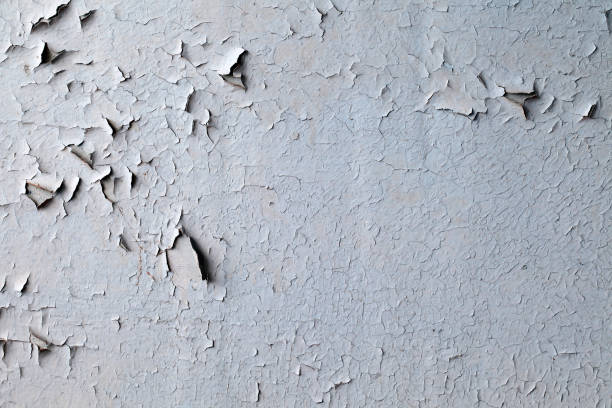 pintura de pelado antigua sobre superficie desigual - paint peel peeling white fotografías e imágenes de stock