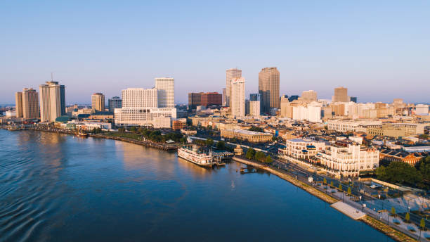 아침에 프렌치 쿼터 지구의 미시시피 강과 뉴올리언스의 공중 전경 - new orleans steamboat orleans new 뉴스 사진 이미지