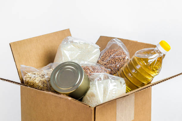 еда в картонной коробке пожертвования, изолированной на белом фоне. антикризисный запас основных товаров на период карантинной изоляции. д - oatmeal oat box container стоковые фото и изображения