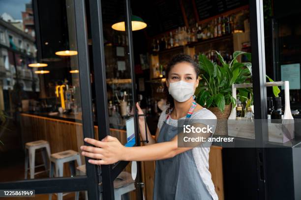 얼굴 마스크를 쓰고 카페에서 문을 여는 행복한 비즈니스 오너 보호 마스크에 대한 스톡 사진 및 기타 이미지 - 보호 마스크, 코로나바이러스, 사람들