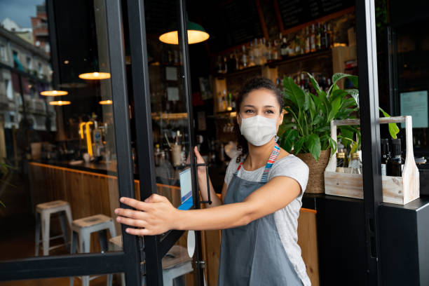 快樂的企業主在咖啡館開門,戴著面罩 - 女侍應 圖片 個照片及圖片檔