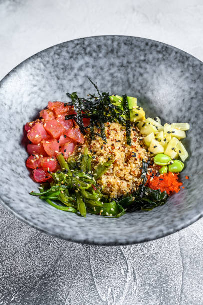 poke miska z surowego tuńczyka i warzyw. hawajskie danie. koncepcja zdrowego odżywiania. szare tło. widok z góry - salmon food carpaccio avocado zdjęcia i obrazy z banku zdjęć