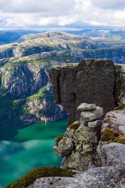 wunderschöne berglandschaft des lysefjords mit wolken, die sich in blauem wasser spiegeln. blick vom kjerag-plateau - kjeragbolten stock-fotos und bilder