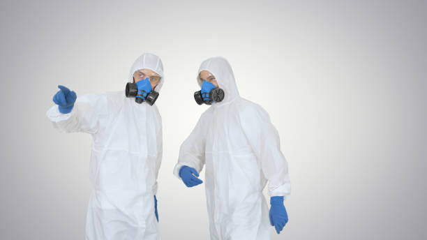 il team di disinfezione è chiamato per aiutare sullo sfondo sfumato - radiation protection suit toxic waste protective suit cleaning foto e immagini stock