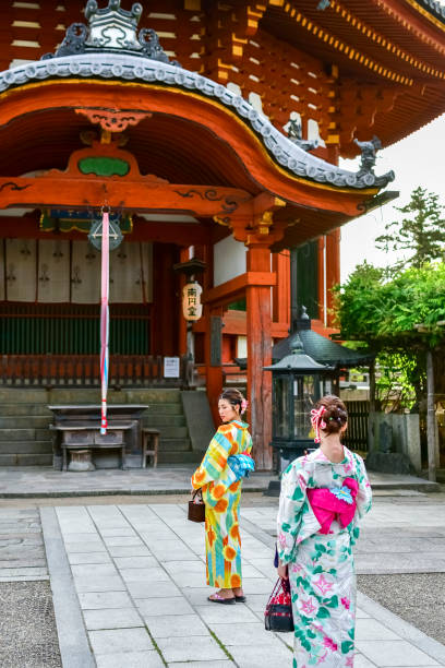在kohfukuji寺附近穿著傳統日本服裝的年輕女性 - 興福寺 奈良 個照片及圖片檔