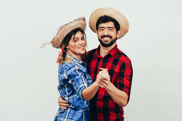 brasilianisches paar trägt traditionelle kleidung für festa junina - juni-festival - hinterwäldler stock-fotos und bilder