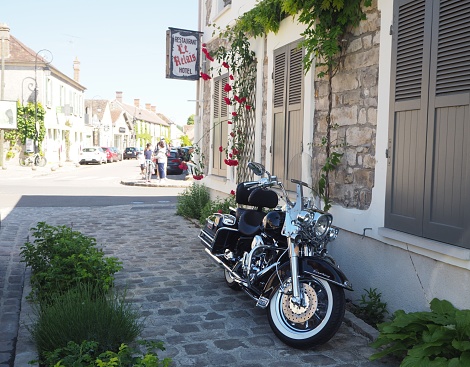 Barbizon is a famous village, close to Fontainebleau and 60km away from Paris, where impressionist painters used to live. In May 2020, a beautiful motorbike was being parked in the street.