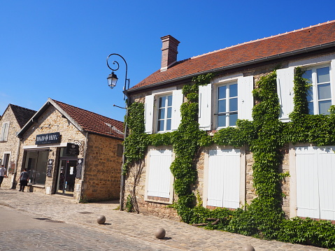 Barbizon is a famous village, close to Fontainebleau and 60km away from Paris, where impressionist painters used to live. In May 2020, right after the lockdown due to Covid-19 crisis, Barbizon is becoming a village that parisians are visiting more during the week-end as they were not allowed to go further than 100 km away from their home. Barbizon main street ends to Fontainebleau tourists where parisians can take a walk.