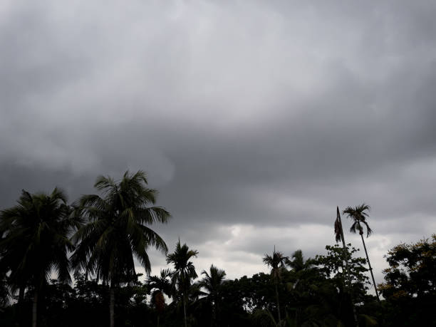 облачное небо из-за супер циклона амфан над бенгальским заливом. фото из калькутты, западная бенгалия - hurricane florida стоковые фото и изображения