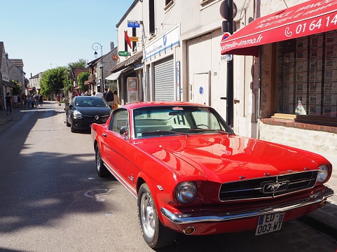 Barbizon is a famous village, close to Fontainebleau and 60km away from Paris, where impressionist painters used to live. In May 2020, beautiful vintage cars were being parked in the street.