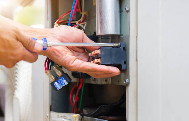 primer plano de la reparación del aire acondicionado, reparador instalando contactor magnético y fijando el sistema de aire acondicionado - air conditioner electricity repairing furnace fotografías e imágenes de stock