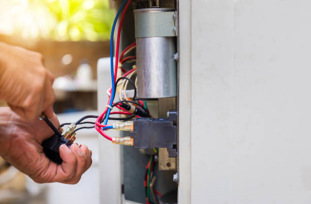 primer plano de la reparación del aire acondicionado, el sistema de aire acondicionado de fijación del reparador, el cambio del contactor magnético - air conditioner electricity repairing furnace fotografías e imágenes de stock