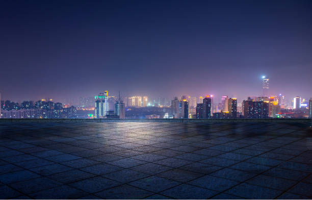 vista notturna delle luci della città di fronte alla piazza di marmo, xuzhou, cina - notte immagine foto e immagini stock