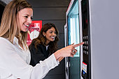 weibliche-mitarbeiter-die-lebensmittel-aus-dem-automaten-holen.jpg?b=1&s=170x170&k=20&c=wVjIoKNtwrecBafw_7dw4Wp24dMVMhpGo27L7CblY4w=